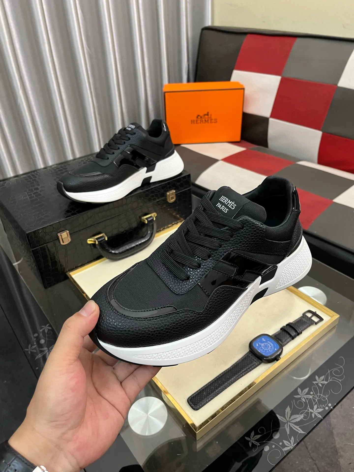 Men's shoes 💰540⌚️⌚️HERMES/Hermès Hugo thick-soled sneakers, casual men's shoes, these sneakers are made of imported first-layer cowhide leather and breathable mesh design. The contrasting color design creates a dynamic and modern shape. The front end of the toe is decorated with natural-color rubber inlays, which is novel and fashionable. The texture is incomparable, with cowhide lining and cowhide foot pads, the upper foot is comfortable and breathable, and the rubber sole is decorated with geometric patterns and iconic "H" details. A very personal one! Size: 38-44
